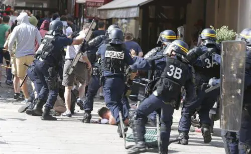 Scontri tra russi, inglesi e gallesi ​I tifosi adesso devastano Lille