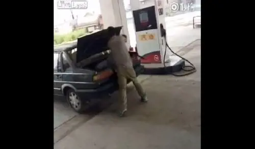 Pugni e schiaffi, poi chiude ​la moglie nel bagagliaio dell'auto