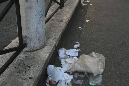 Il Colosseo della vergogna: turisti tra rifiuti ed escrementi