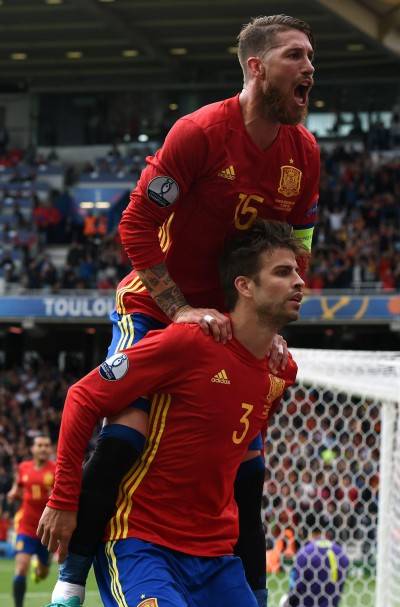 Piqué fa esultare del Bosque: Spagna-Repubblica Ceca finisce 1-0