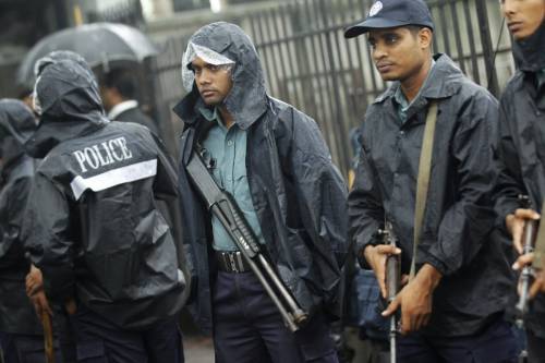 Bangladesh, maxi blitz antiterrorismo: fermate seimila persone