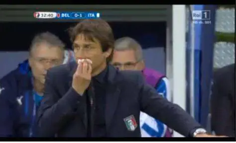 Italia, infortunio per Conte mentre esulta per gol contro Belgio