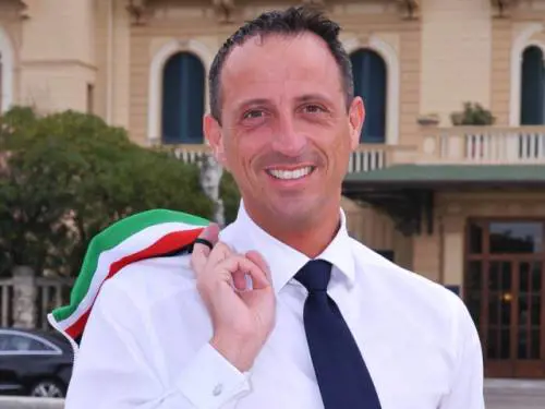 "Io gay, cattolico e monarchico". Il dirigente azzurro fa coming out