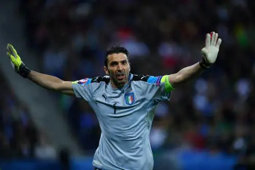 Gaffe di Buffon: si arrampica sulla traversa e scivola