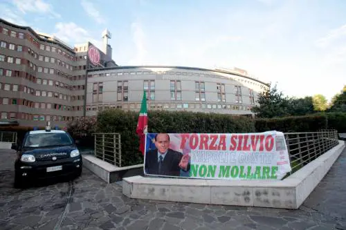 "Non mollare": l'abbraccio di tifosi e fan a Berlusconi