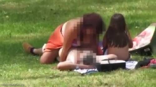 Coppia fa sesso in un parco accanto a una bambina