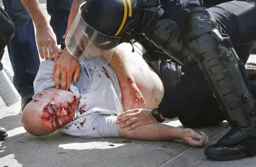 Le violenze dei tifosi russi contro gli hooligan
