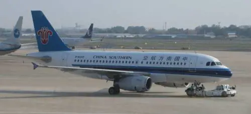 Cina, passeggero dà di matto e viene legato sull'aereo in volo