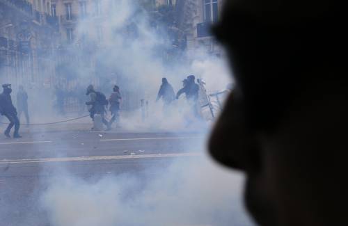 Scontri al corteo a Parigi