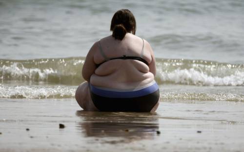Instagram censura la foto di una ragazza perché "troppo grassa"
