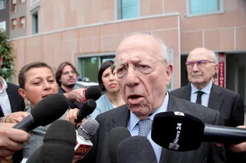 Confalonieri spegne le fibrillazioni azzurre. "Silvio è Gulliver"
