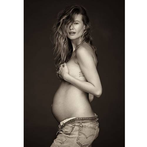 Behati Prinsloo molto incinta su Instagram