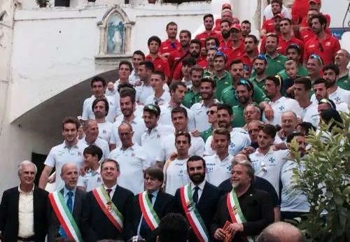 Il consigliere Giusto insulta il Tricolore: "Mi dà l'orticaria"