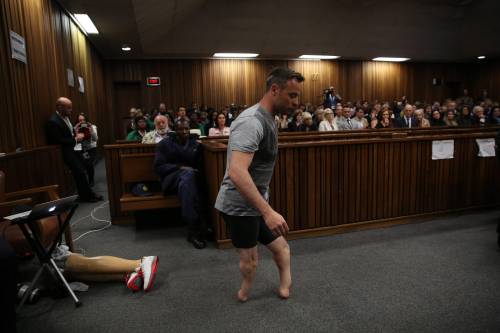 Pistorius, la mossa dei legali: sfila in aula senza protesi