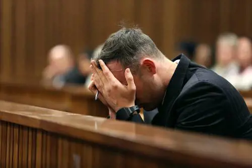 Pistorius sfila in aula senza protesi
