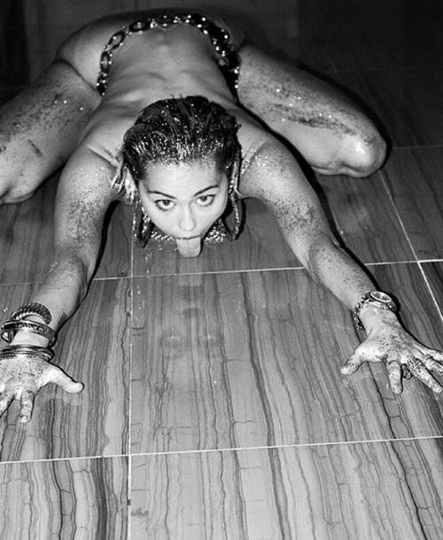 Miley Cyrus, twerking e linguacce sui social: foto