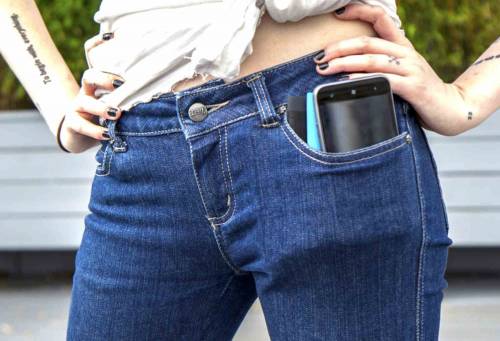 I jeans si rivoluzionano: ora ricaricano anche gli smartphone