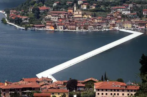 Un ponte sull'eternità L'opera totale di Christo è mistica (e divertente)