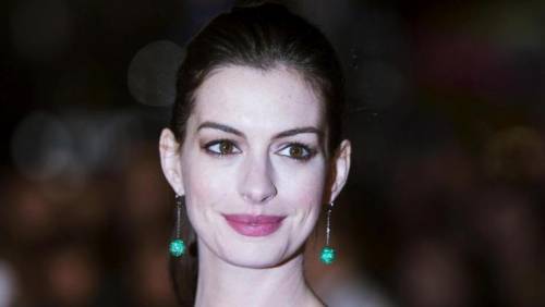 Anne Hathaway: "Mio figlio odia sentirmi cantare"