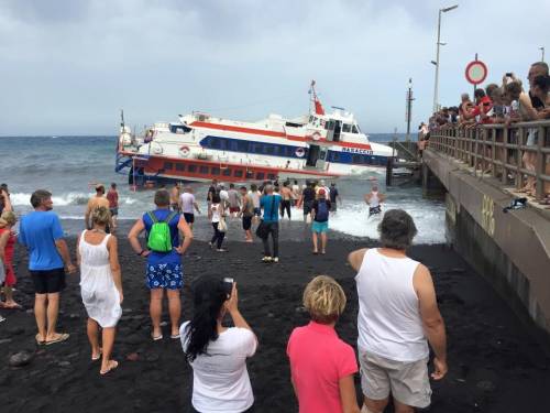 Aliscafo contro il molo: incidente a Stromboli