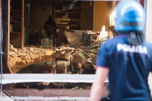 Bologna, esplosione in centro: sventrato un ristorante giapponese