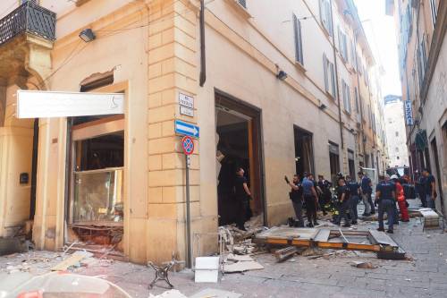 Bologna, esplosione in centro: sventrato un ristorante giapponese