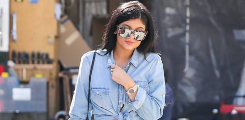 Kylie Jenner, curve esplosive in costume da bagno