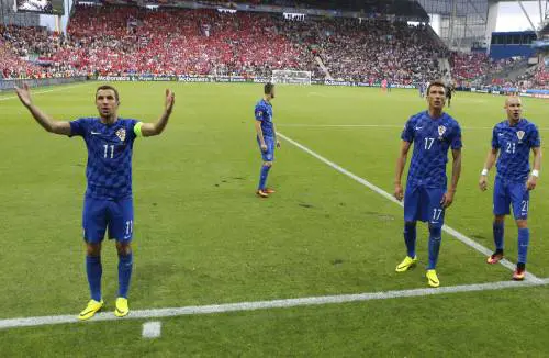 Una bella Croazia si butta via e scoppia con i petardi dei tifosi. Ora rischia perfino la squalifica