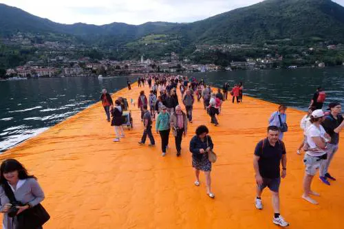 Aperta la passerella di Christo. Ora si cammina sul lago d'Iseo