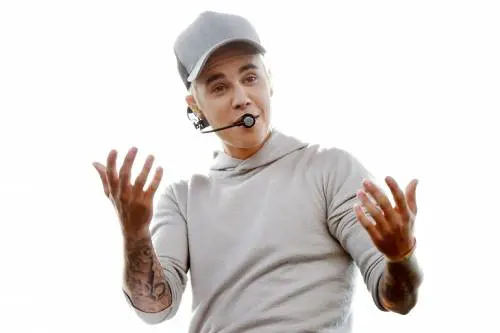 Gaffe per Justin Bieber. Cade dal palco durante il concerto