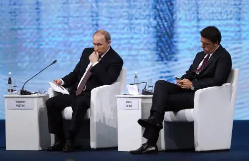 Il premier gioca col cellulare. Che figuraccia con Putin