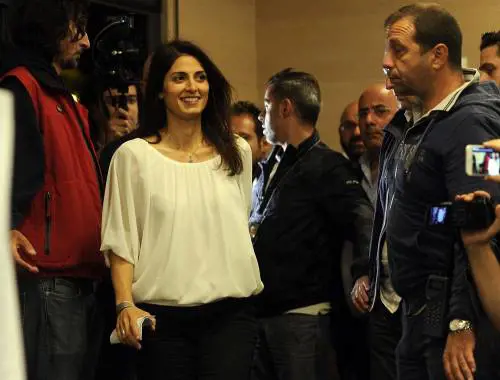 Il marito scrive alla Raggi: "Ti proteggerò dalle difficoltà"