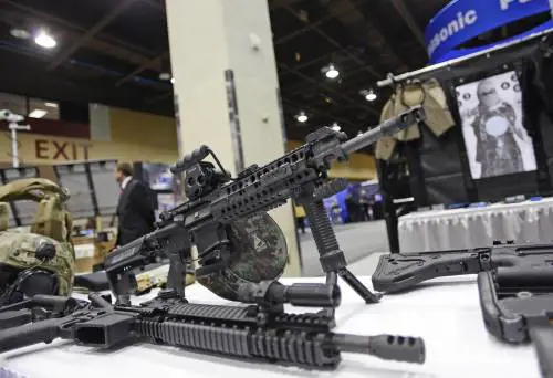Un fucile d'assalto AR-15 a un'esposizione di armi