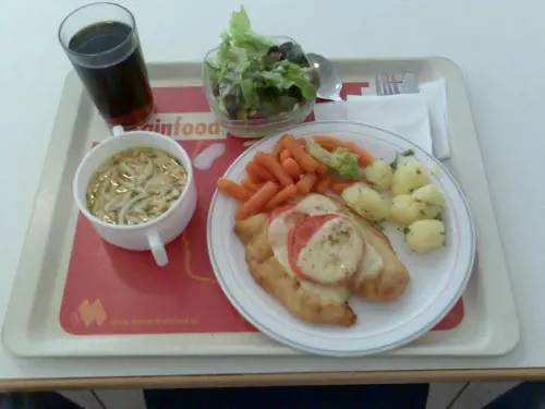 Cibi scaduti e falsi "bio" nelle scuole: irregolare una mensa su 4