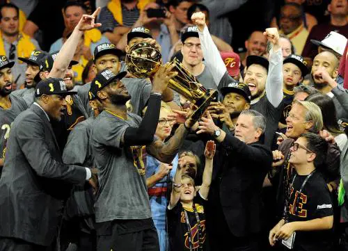 LeBron James, in lacrime, alza il trofeo dell'Nba