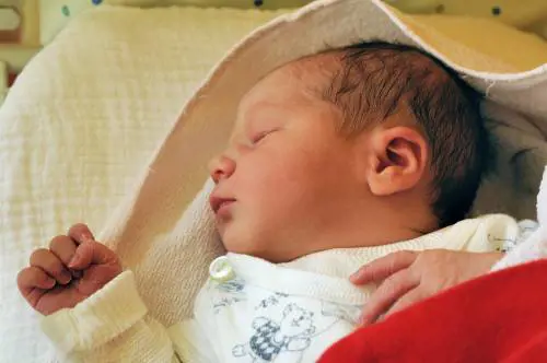 Latina, vende la figlia neonata per 20mila euro: tre arresti