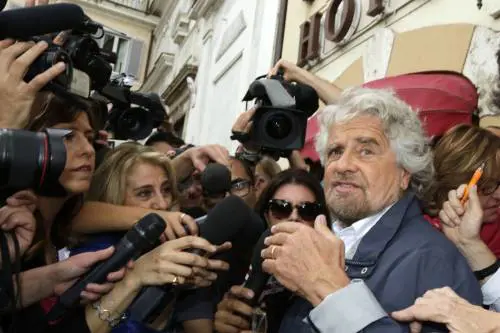 Gelo tra Raggi e Grillo