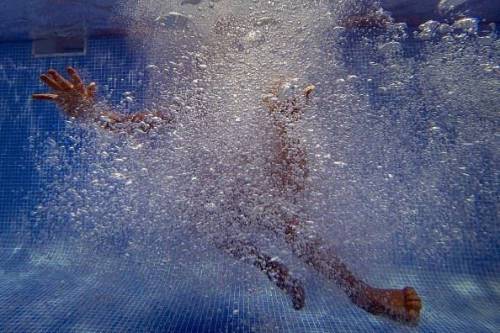 Il giallo della bambina annegata in piscina. Il cadavere era nudo
