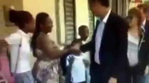 La gaffe del leader socialista: mano ai migranti, poi si pulisce