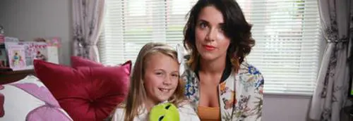 A 9 anni mette una crema solare: quello che accade alle gambe è orribile