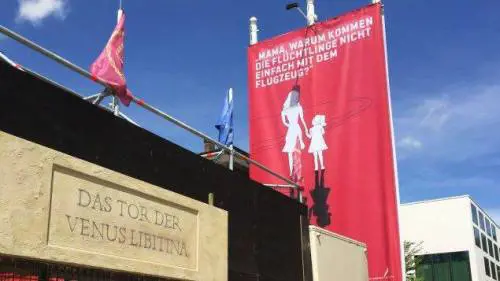 A Berlino spunta un'arena con le tigri per "mangiare" i rifugiati