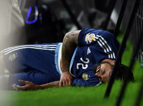 Infortunio choc per Lavezzi. Si frattura il gomito in campo 