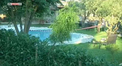 Bimba uccisa in piscina, i Ris sequestrano pc e coperte