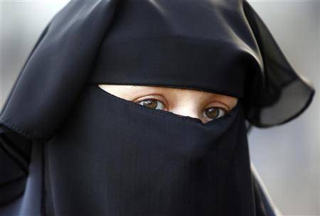 Ora persino il Califfo mette il burqa al bando