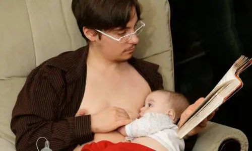"Sono un trans, ma ho partorito e allattato. Tacete tutti"