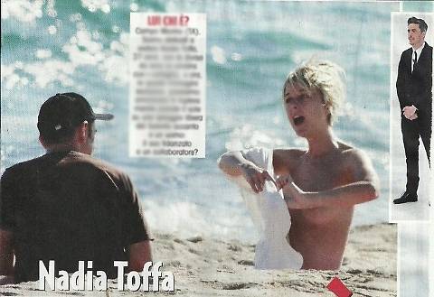 Il topless di Nadia Toffa sulla spiaggia di Campo Marino