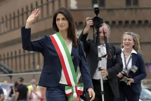 La Raggi contro il boldrinismo: "Sindaca? Chiamatemi Virginia"