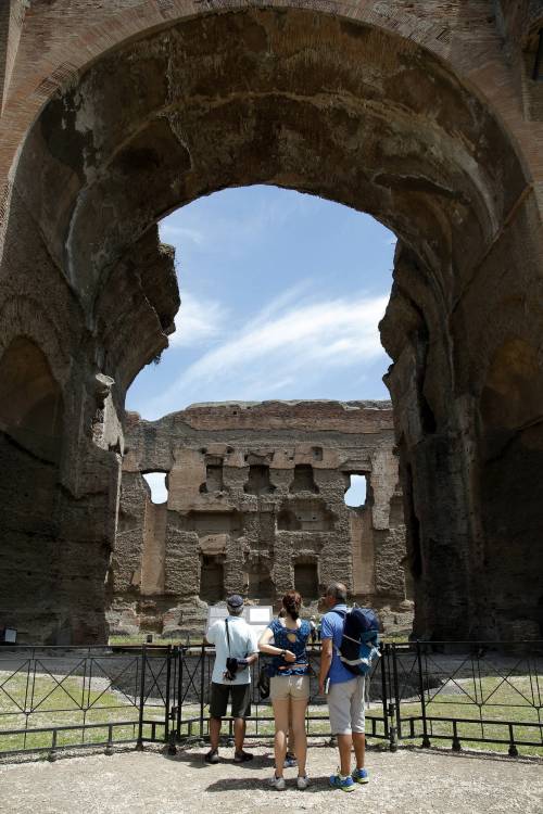 Turisti davanti alle Terme di Caracalla a Roma