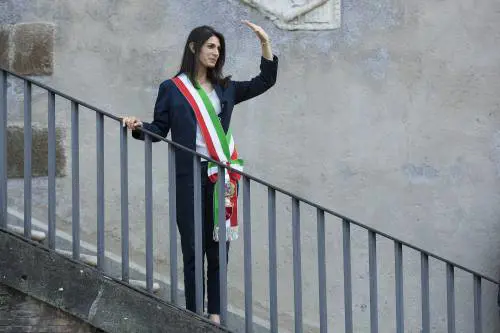 "Oggi i cittadini entrano nelle istituzioni". La Raggi entra in Campidoglio