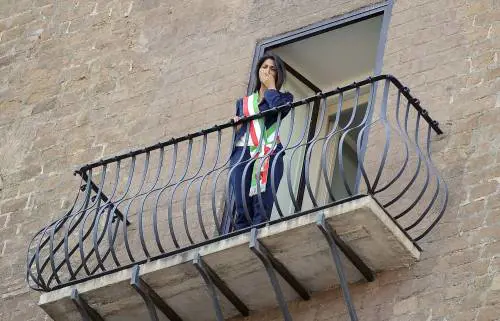 La Raggi si affaccia dal balcone del Campidoglio e si commuove
